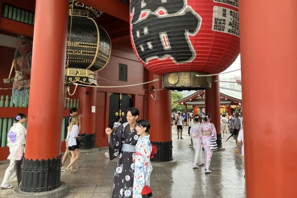 coppia in kimono ad Asakusa, porta kaminarimon