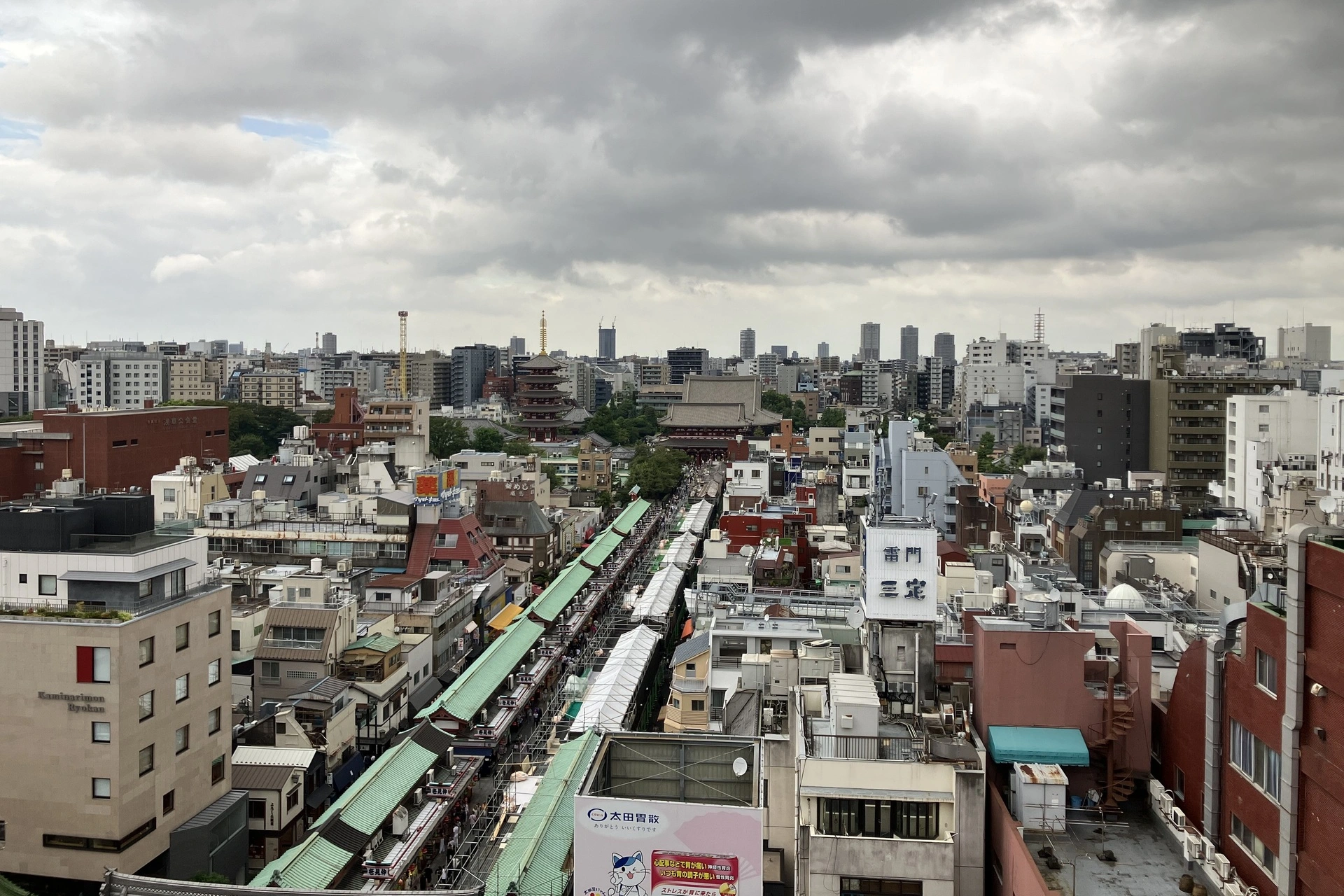 Panorama di nakamise dori con tempio sensoji